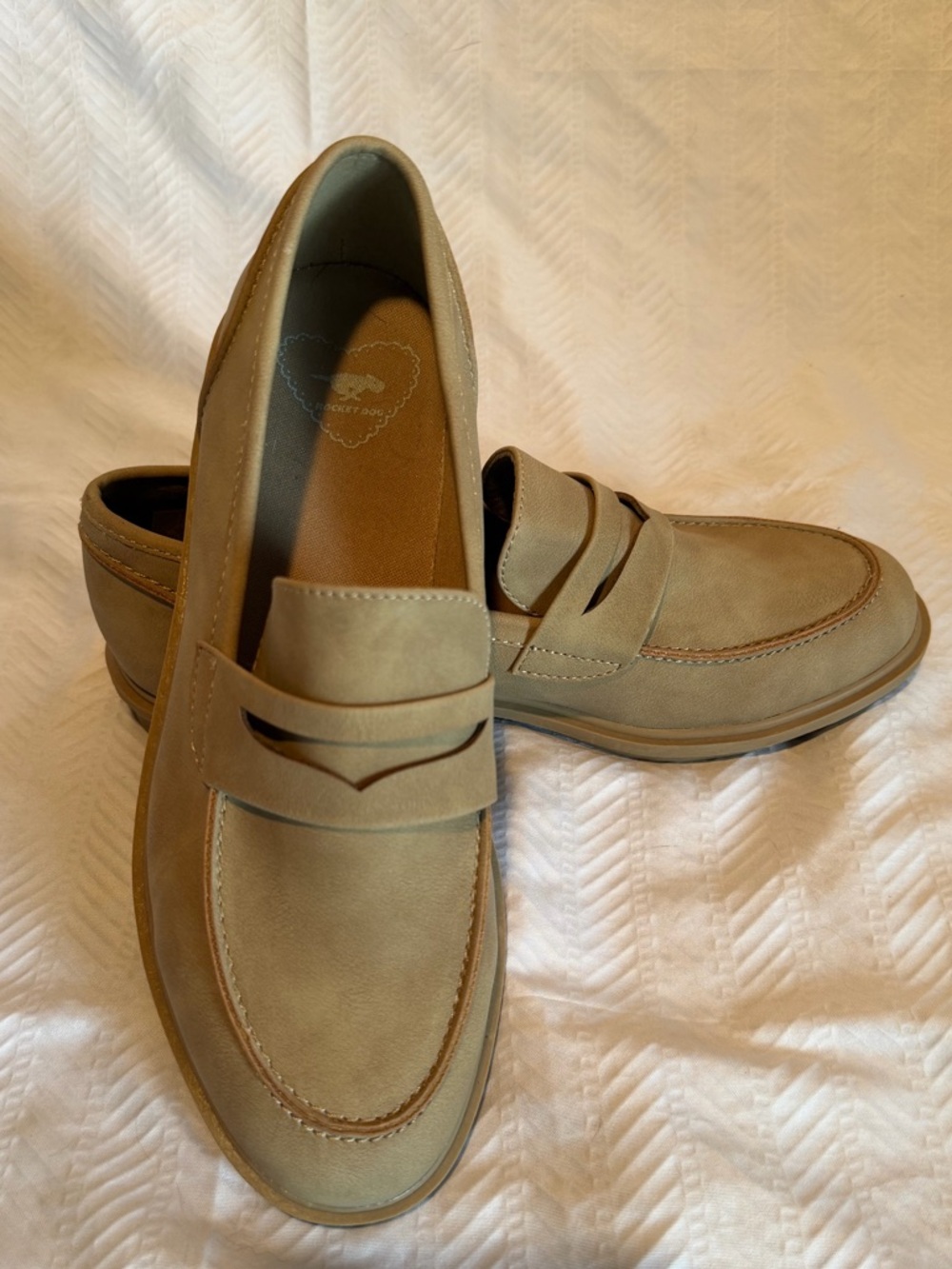 Rocket Dog Women's Tan Gabby Loafers NWOT - Picture 2 of 4
